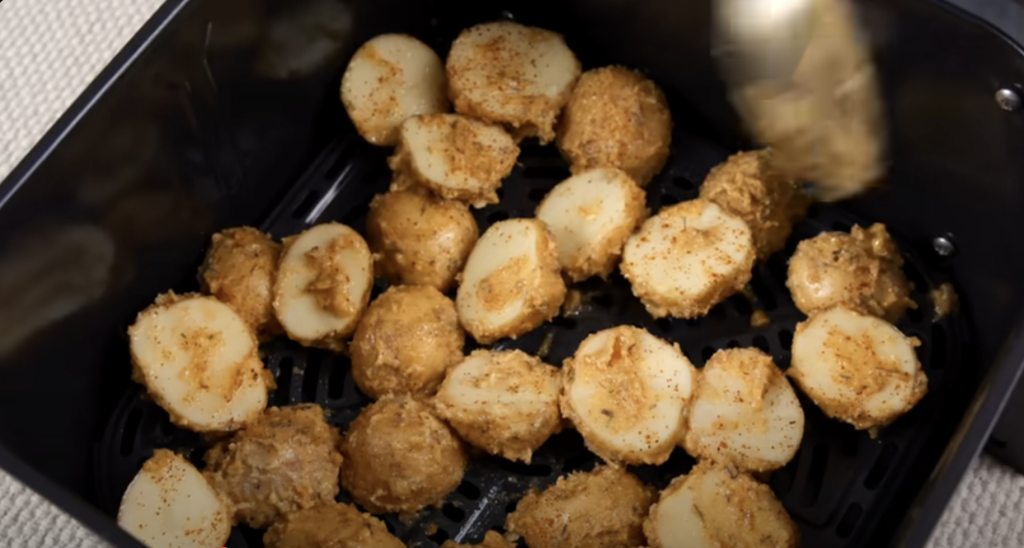 Křupavé pečené brambory s parmazánem a bylinkami z horkovzdušné fritézy