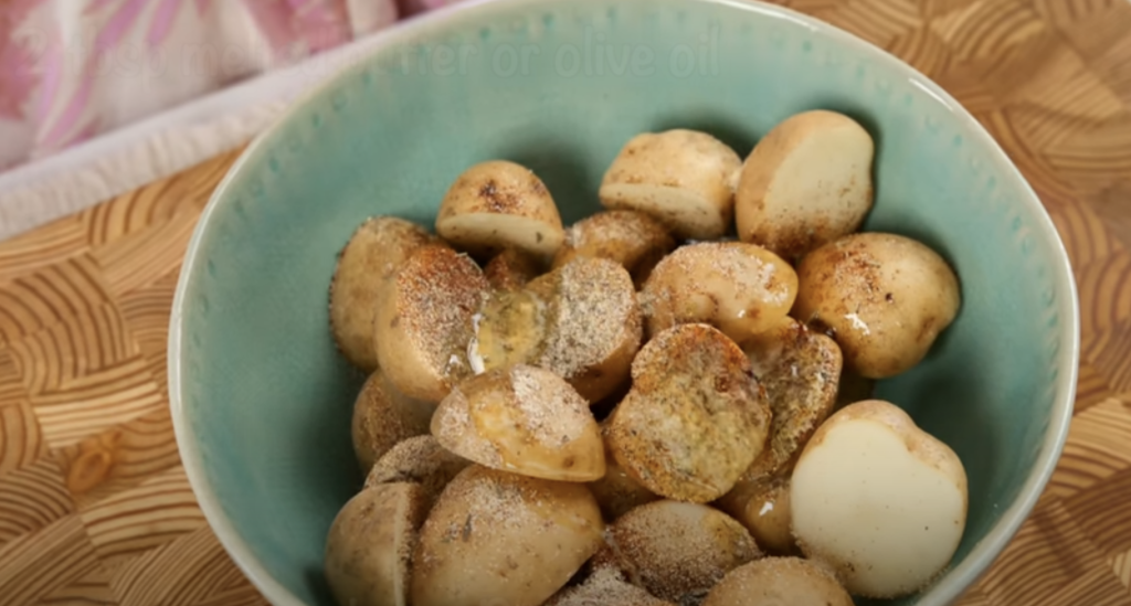 Křupavé pečené brambory s parmazánem a bylinkami z horkovzdušné fritézy