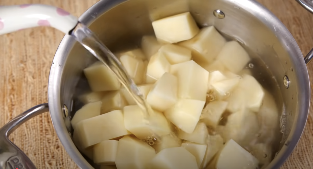 Zapečená bramborová kaše se třemi sýry a křupavou slaninou - sytý pokrm pro celou rodinu