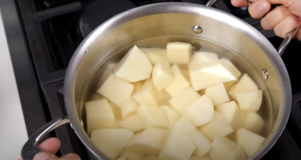 Zapečená bramborová kaše se třemi sýry a křupavou slaninou - sytý pokrm pro celou rodinu