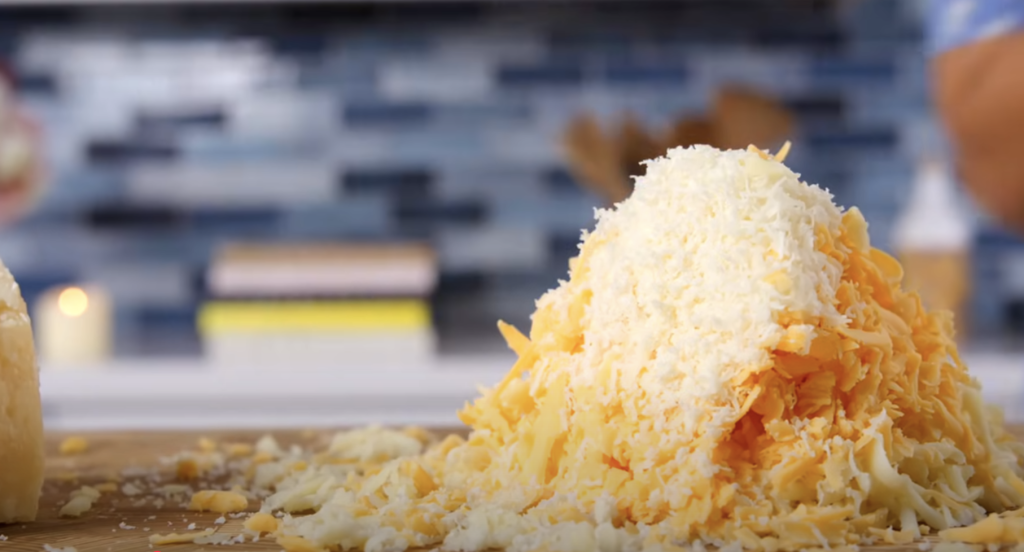 Zapečená bramborová kaše se třemi sýry a křupavou slaninou - sytý pokrm pro celou rodinu