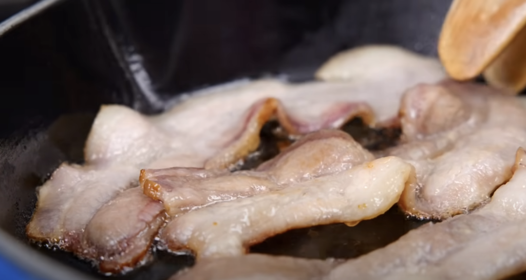 Zapečená bramborová kaše se třemi sýry a křupavou slaninou - sytý pokrm pro celou rodinu