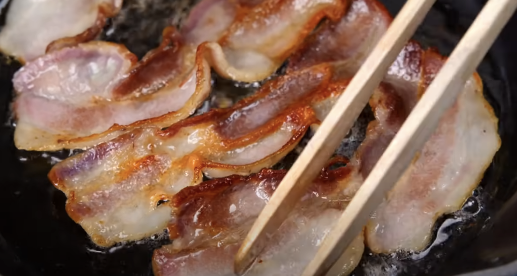 Zapečená bramborová kaše se třemi sýry a křupavou slaninou - sytý pokrm pro celou rodinu