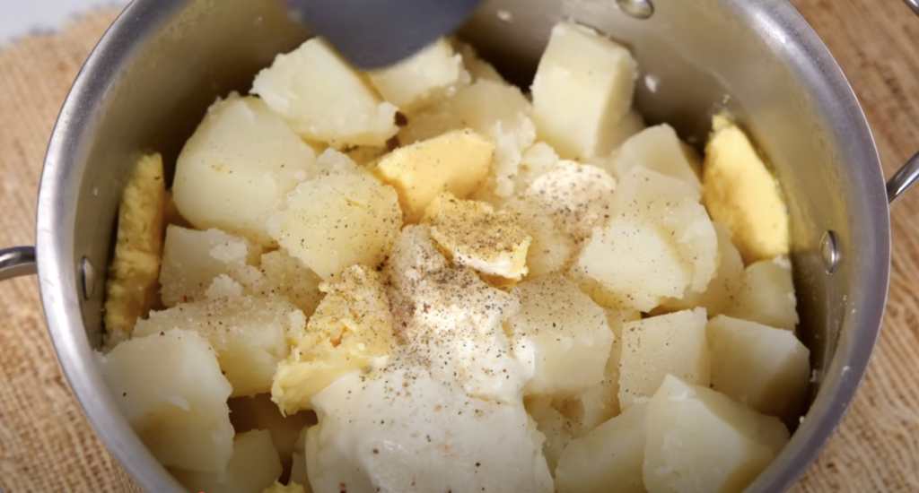 Zapečená bramborová kaše se třemi sýry a křupavou slaninou - sytý pokrm pro celou rodinu