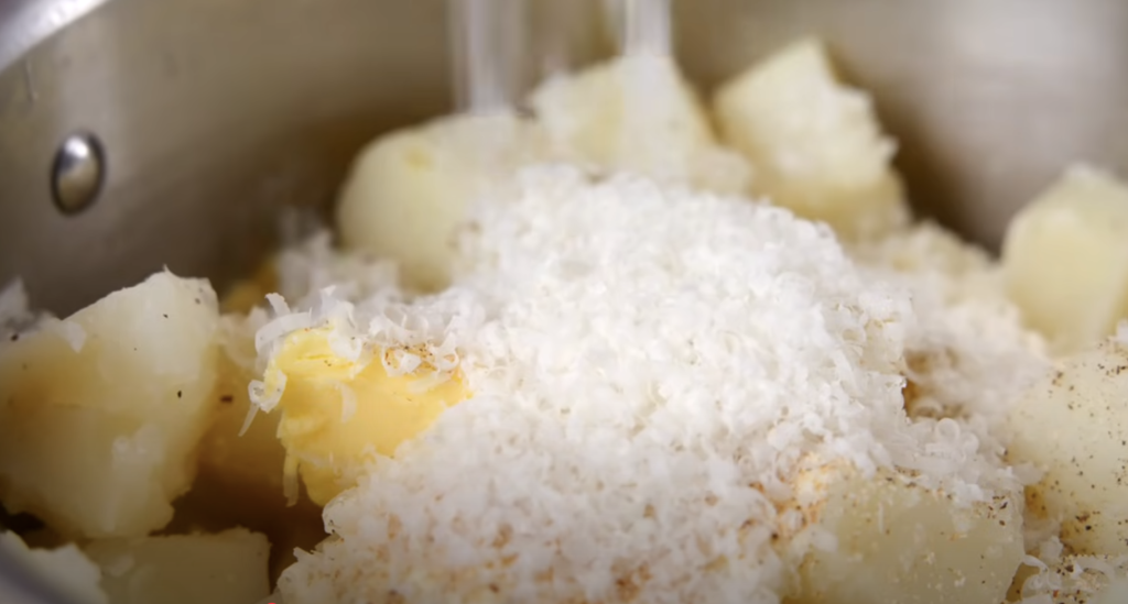 Zapečená bramborová kaše se třemi sýry a křupavou slaninou - sytý pokrm pro celou rodinu