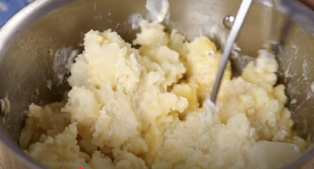 Zapečená bramborová kaše se třemi sýry a křupavou slaninou - sytý pokrm pro celou rodinu