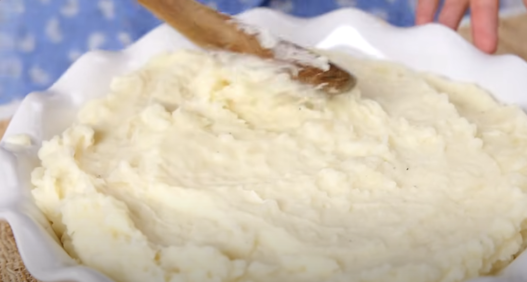 Zapečená bramborová kaše se třemi sýry a křupavou slaninou - sytý pokrm pro celou rodinu