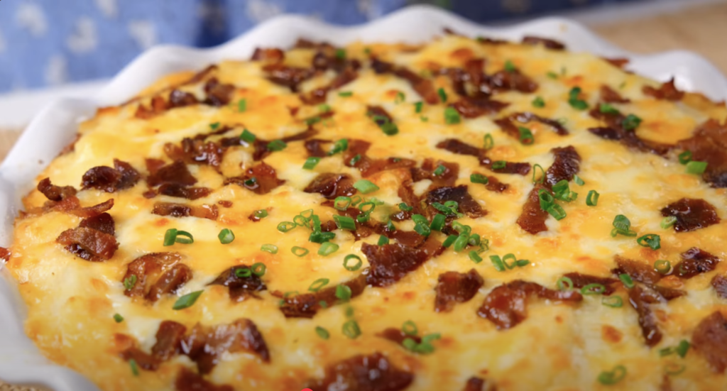 Zapečená bramborová kaše se třemi sýry a křupavou slaninou - sytý pokrm pro celou rodinu