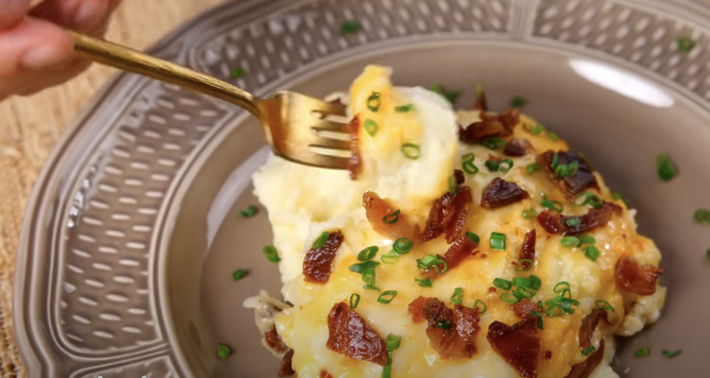 Zapečená bramborová kaše se třemi sýry a křupavou slaninou - sytý pokrm pro celou rodinu
