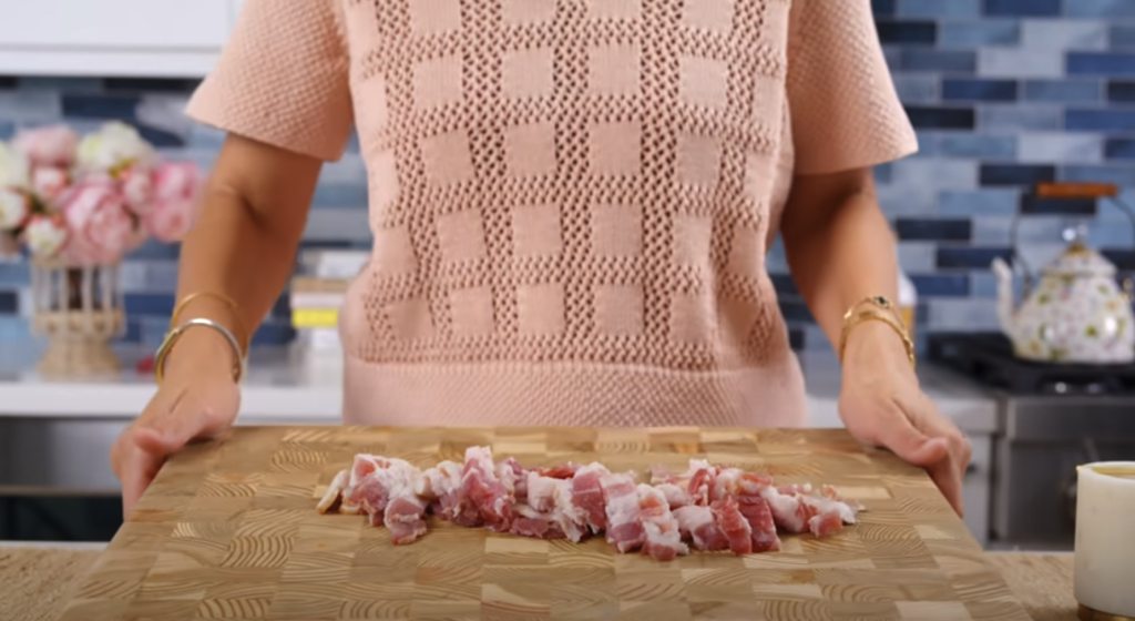 Pomalu dušené hovězí na červeném víně s kořenovou zeleninou a žampiony, podávané s jemnou bramborovou kaší