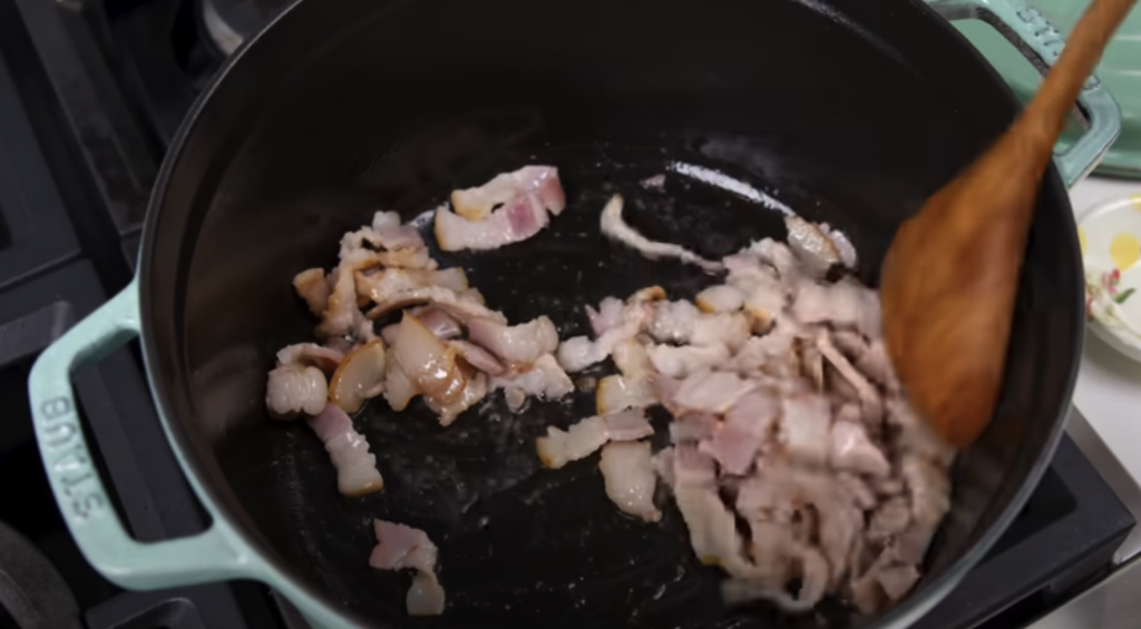 Pomalu dušené hovězí na červeném víně s kořenovou zeleninou a žampiony, podávané s jemnou bramborovou kaší