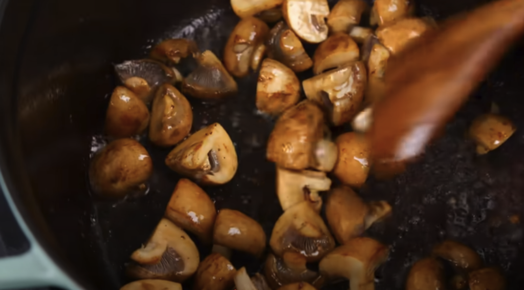 Pomalu dušené hovězí na červeném víně s kořenovou zeleninou a žampiony, podávané s jemnou bramborovou kaší