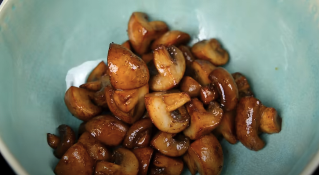 Pomalu dušené hovězí na červeném víně s kořenovou zeleninou a žampiony, podávané s jemnou bramborovou kaší