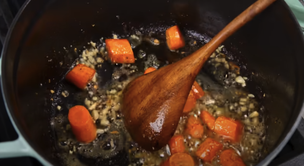 Pomalu dušené hovězí na červeném víně s kořenovou zeleninou a žampiony, podávané s jemnou bramborovou kaší