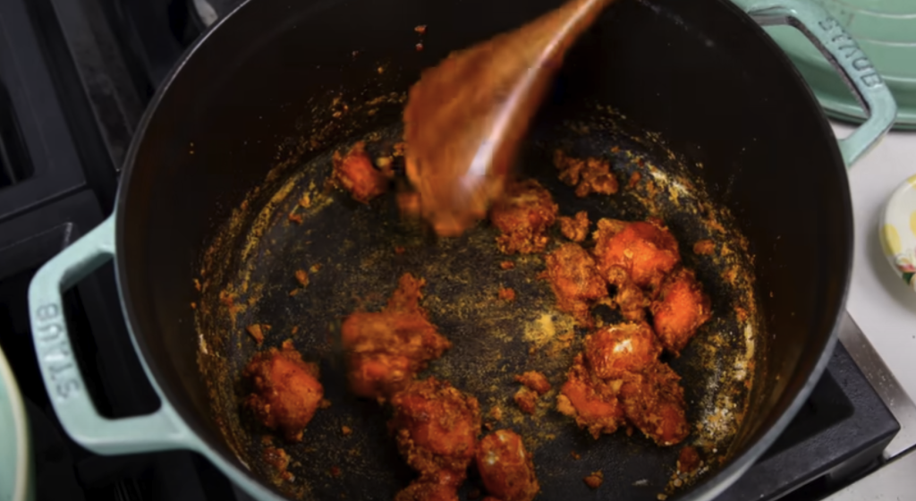 Pomalu dušené hovězí na červeném víně s kořenovou zeleninou a žampiony, podávané s jemnou bramborovou kaší