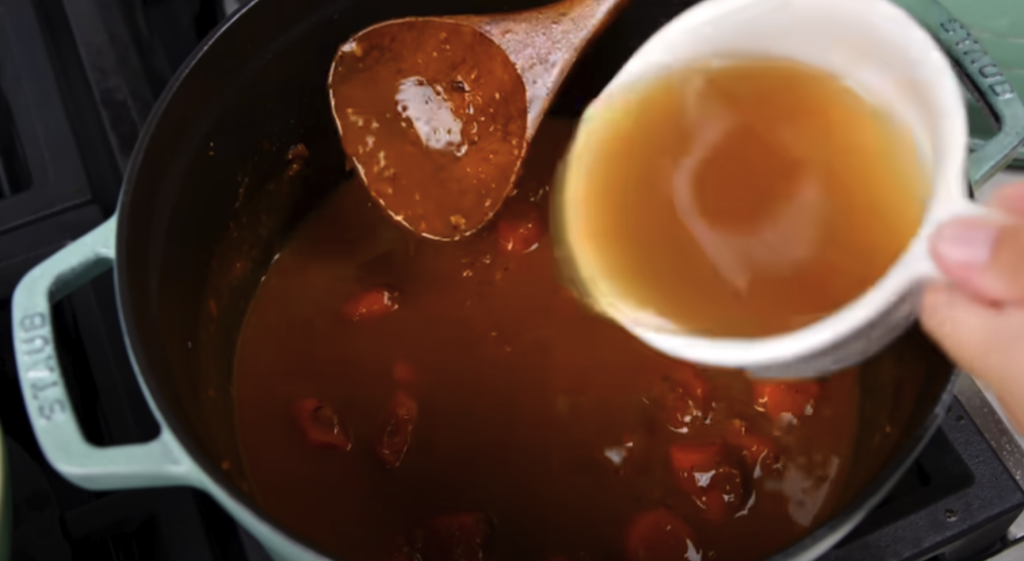 Pomalu dušené hovězí na červeném víně s kořenovou zeleninou a žampiony, podávané s jemnou bramborovou kaší