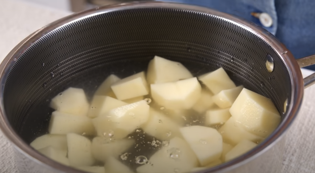 Pomalu dušené hovězí na červeném víně s kořenovou zeleninou a žampiony, podávané s jemnou bramborovou kaší