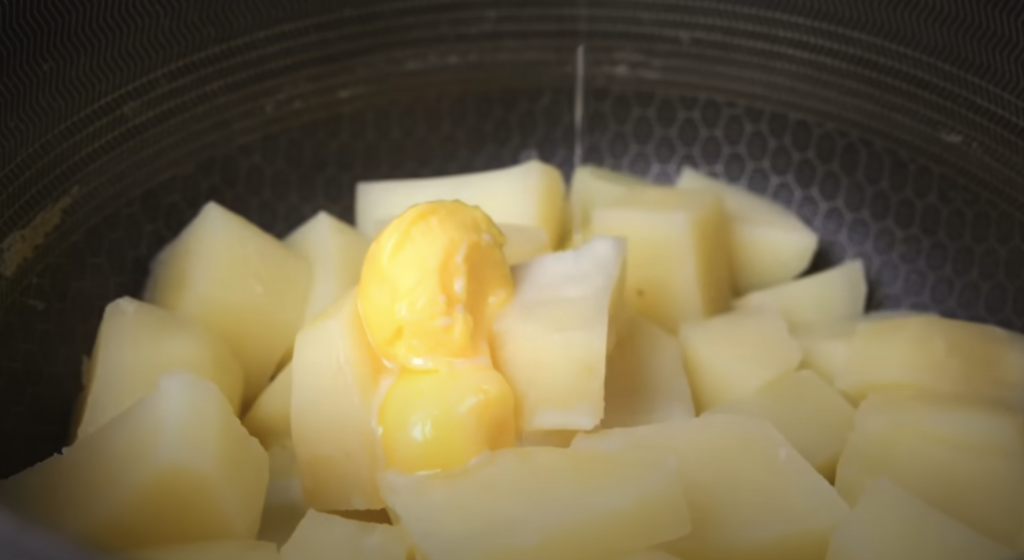 Pomalu dušené hovězí na červeném víně s kořenovou zeleninou a žampiony, podávané s jemnou bramborovou kaší