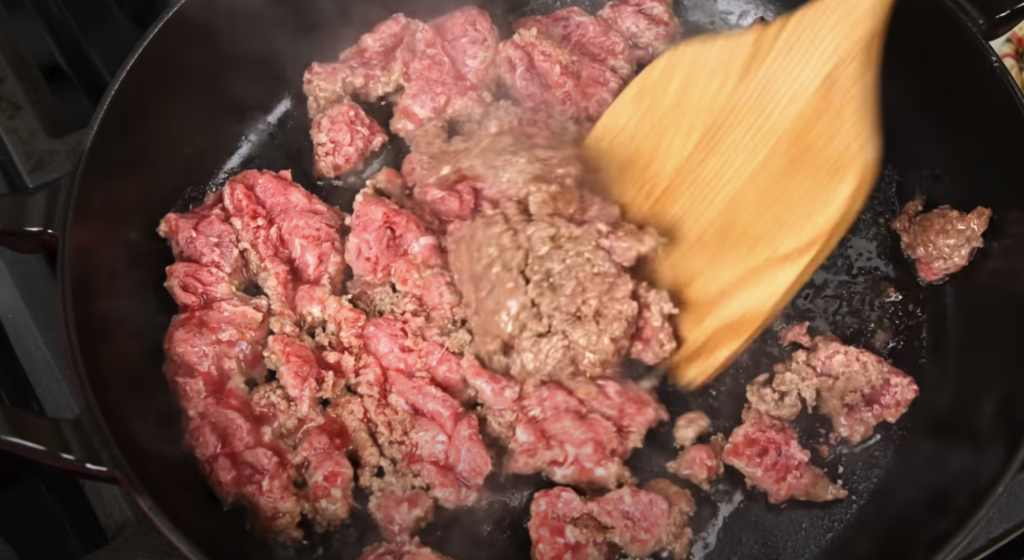 Krémové tagliatelle s houbovou omáčkou z jíšky, mletým masem a čerstvou petrželkou - chutný oběd nebo večeře plná vůně hub a másla