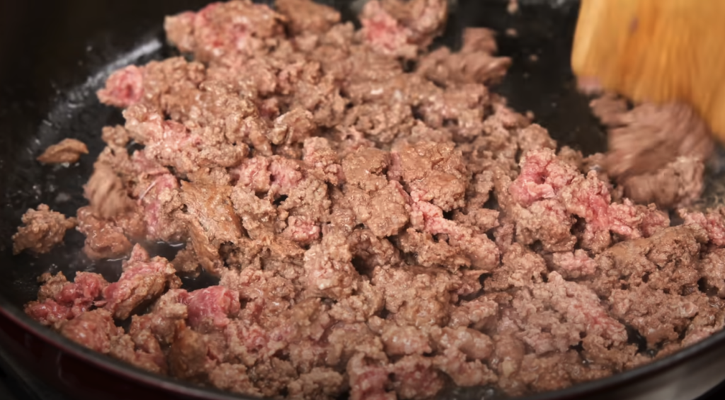 Krémové tagliatelle s houbovou omáčkou z jíšky, mletým masem a čerstvou petrželkou - chutný oběd nebo večeře plná vůně hub a másla