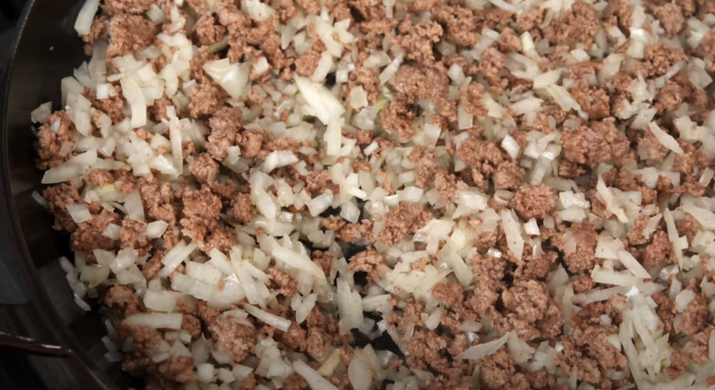 Krémové tagliatelle s houbovou omáčkou z jíšky, mletým masem a čerstvou petrželkou - chutný oběd nebo večeře plná vůně hub a másla