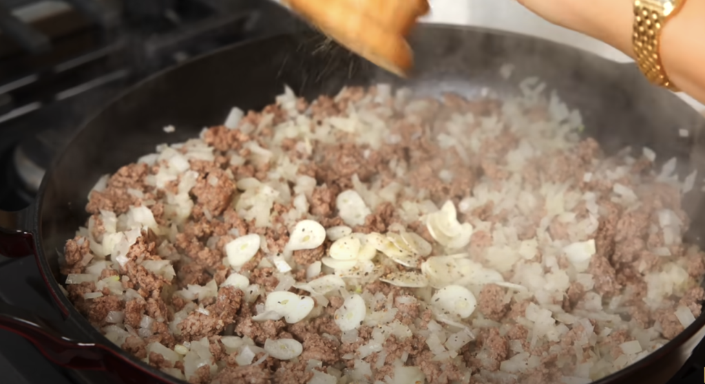 Krémové tagliatelle s houbovou omáčkou z jíšky, mletým masem a čerstvou petrželkou - chutný oběd nebo večeře plná vůně hub a másla