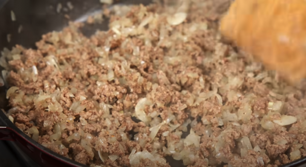 Krémové tagliatelle s houbovou omáčkou z jíšky, mletým masem a čerstvou petrželkou - chutný oběd nebo večeře plná vůně hub a másla