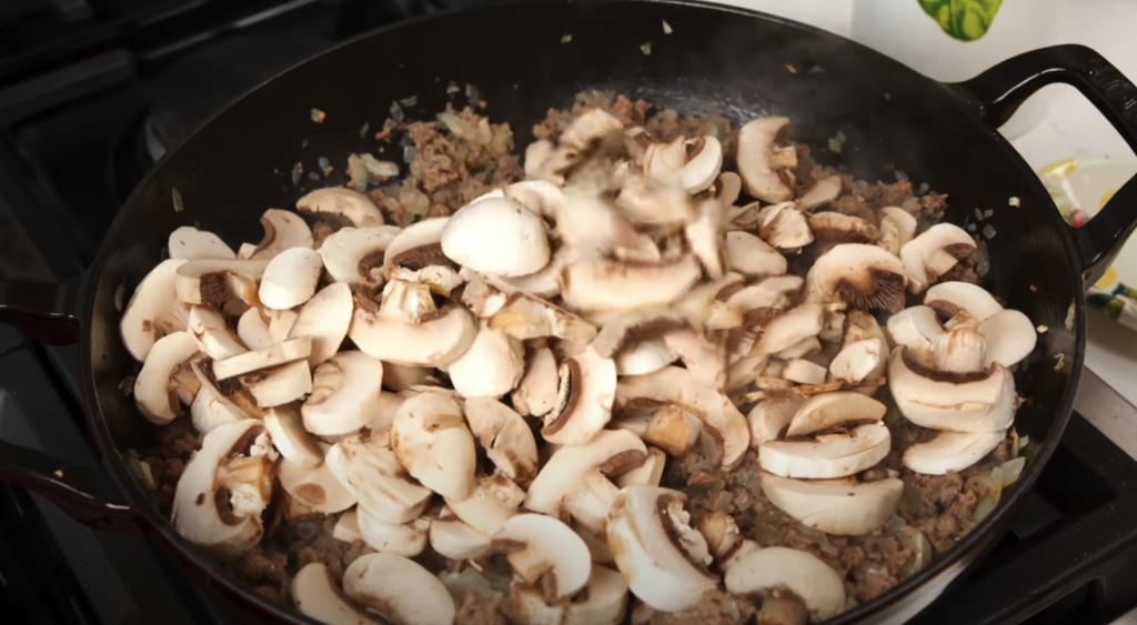 Krémové tagliatelle s houbovou omáčkou z jíšky, mletým masem a čerstvou petrželkou - chutný oběd nebo večeře plná vůně hub a másla