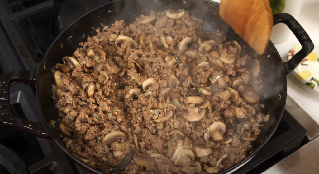 Krémové tagliatelle s houbovou omáčkou z jíšky, mletým masem a čerstvou petrželkou - chutný oběd nebo večeře plná vůně hub a másla