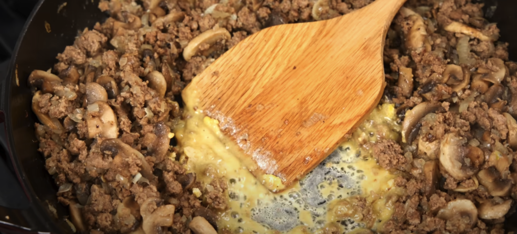 Krémové tagliatelle s houbovou omáčkou z jíšky, mletým masem a čerstvou petrželkou - chutný oběd nebo večeře plná vůně hub a másla