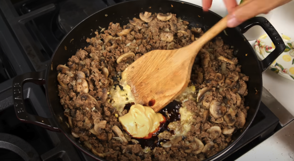 Krémové tagliatelle s houbovou omáčkou z jíšky, mletým masem a čerstvou petrželkou - chutný oběd nebo večeře plná vůně hub a másla