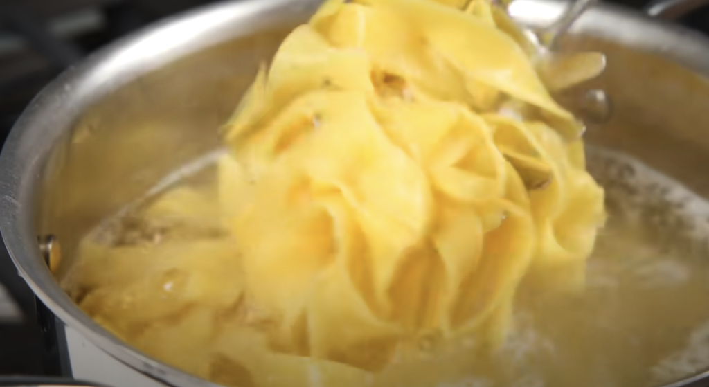 Krémové tagliatelle s houbovou omáčkou z jíšky, mletým masem a čerstvou petrželkou - chutný oběd nebo večeře plná vůně hub a másla