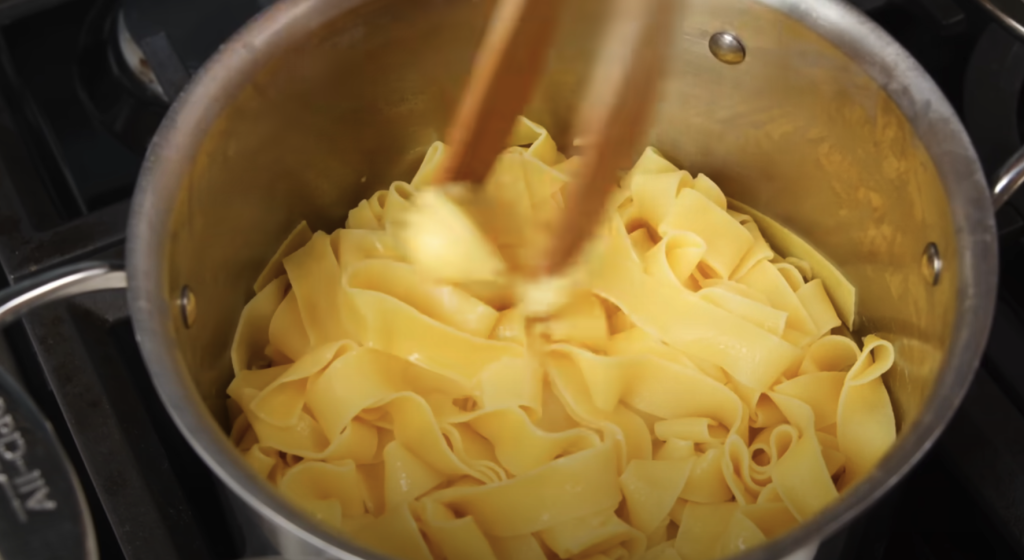 Krémové tagliatelle s houbovou omáčkou z jíšky, mletým masem a čerstvou petrželkou - chutný oběd nebo večeře plná vůně hub a másla