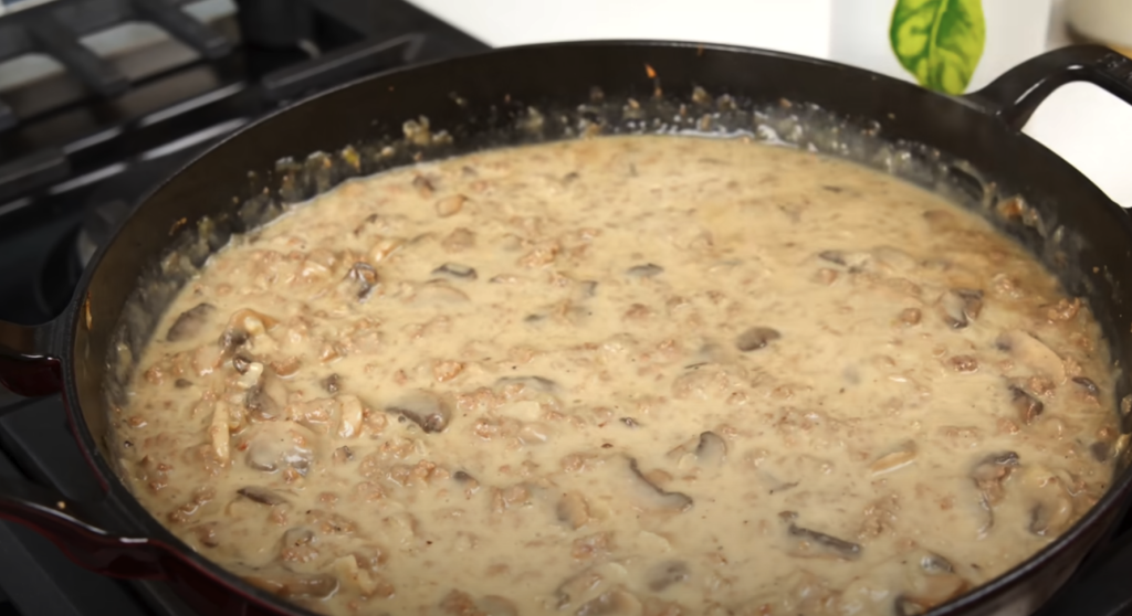 Krémové tagliatelle s houbovou omáčkou z jíšky, mletým masem a čerstvou petrželkou - chutný oběd nebo večeře plná vůně hub a másla