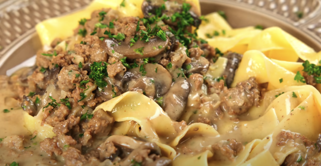 Krémové tagliatelle s houbovou omáčkou z jíšky, mletým masem a čerstvou petrželkou - chutný oběd nebo večeře plná vůně hub a másla