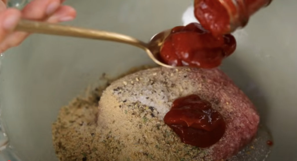 Mleté hovězí steaky s krémovou houbovou omáčkou a bramborovým pyré - jednoduchý a chutný recept