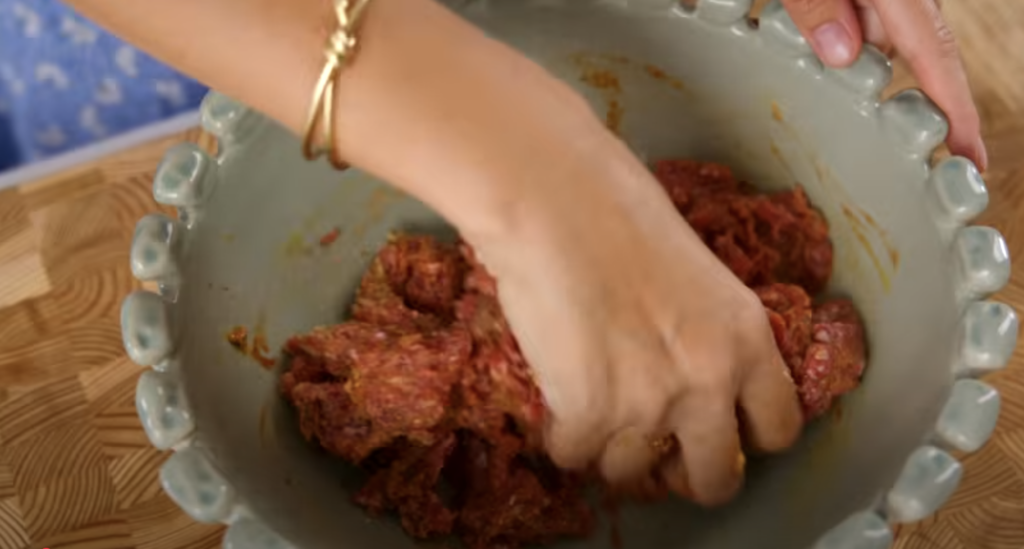 Mleté hovězí steaky s krémovou houbovou omáčkou a bramborovým pyré - jednoduchý a chutný recept