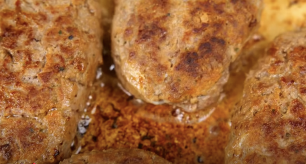 Mleté hovězí steaky s krémovou houbovou omáčkou a bramborovým pyré - jednoduchý a chutný recept