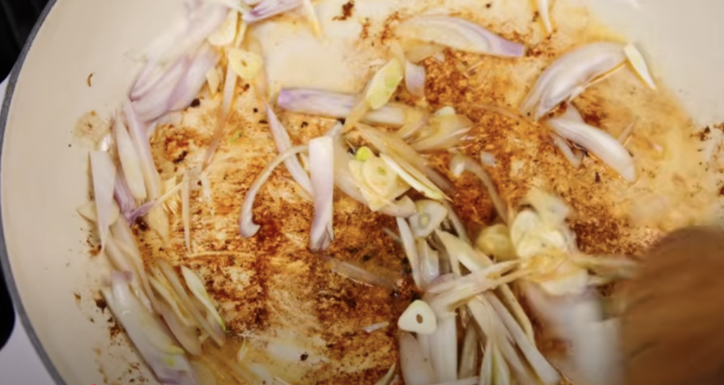 Mleté hovězí steaky s krémovou houbovou omáčkou a bramborovým pyré - jednoduchý a chutný recept