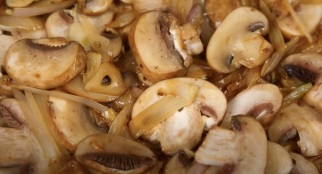 Mleté hovězí steaky s krémovou houbovou omáčkou a bramborovým pyré - jednoduchý a chutný recept