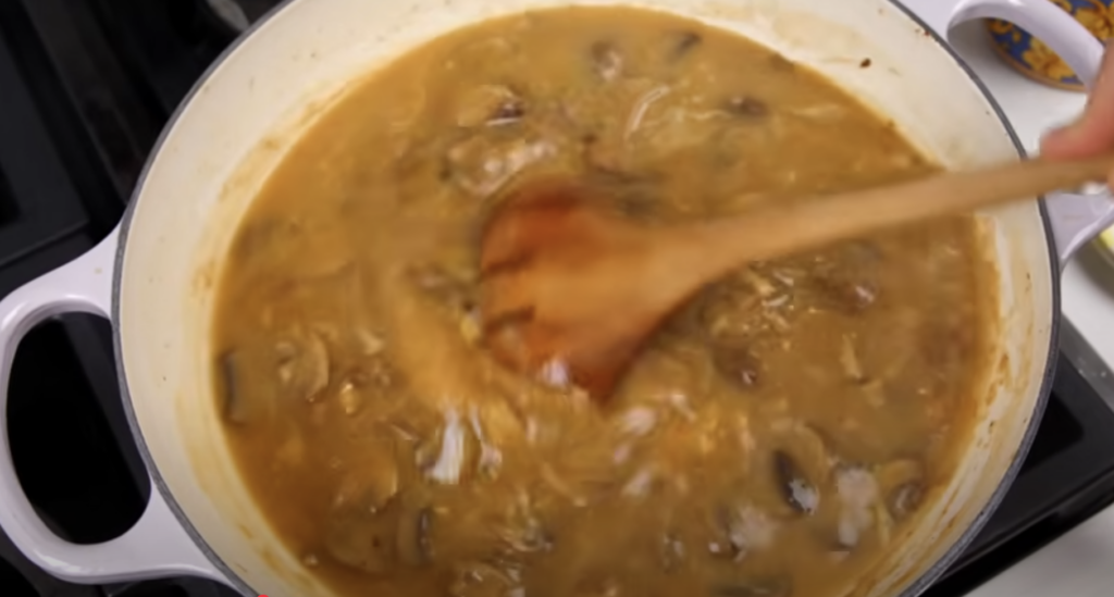 Mleté hovězí steaky s krémovou houbovou omáčkou a bramborovým pyré - jednoduchý a chutný recept