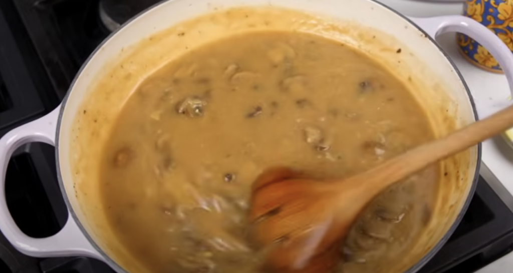 Mleté hovězí steaky s krémovou houbovou omáčkou a bramborovým pyré - jednoduchý a chutný recept