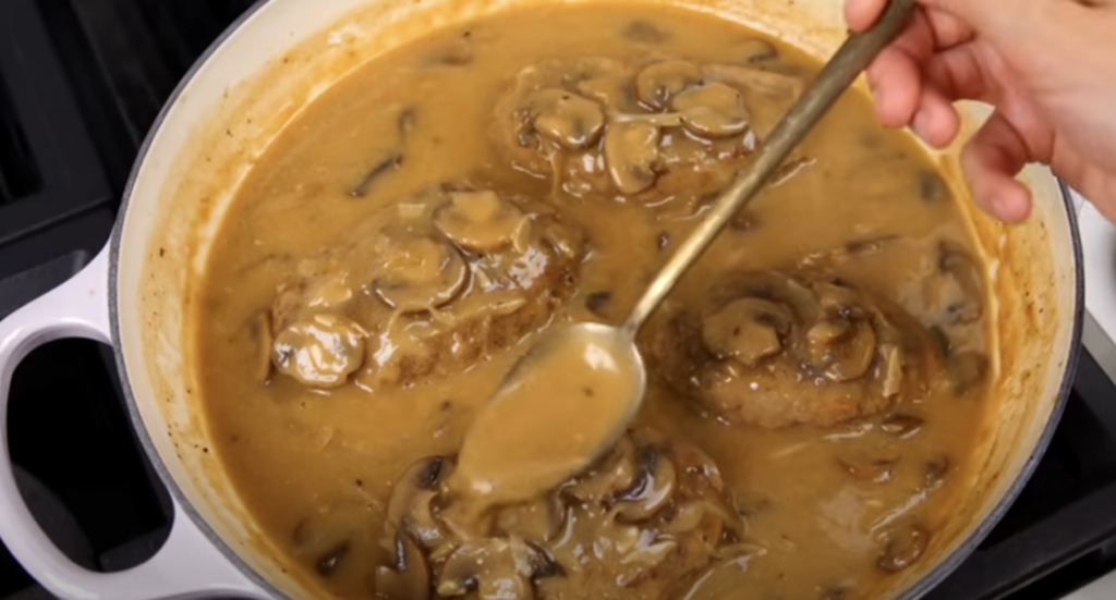 Mleté hovězí steaky s krémovou houbovou omáčkou a bramborovým pyré - jednoduchý a chutný recept
