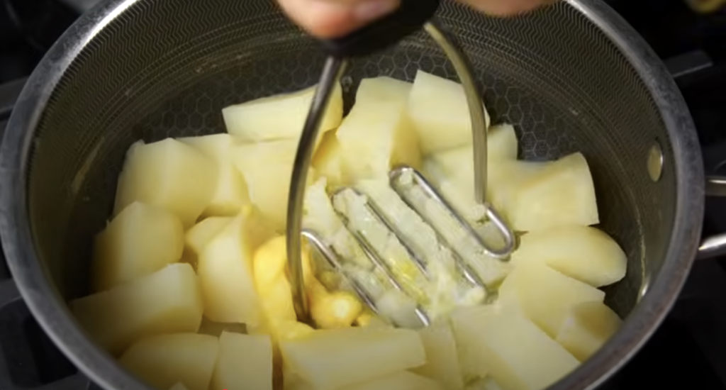 Mleté hovězí steaky s krémovou houbovou omáčkou a bramborovým pyré - jednoduchý a chutný recept