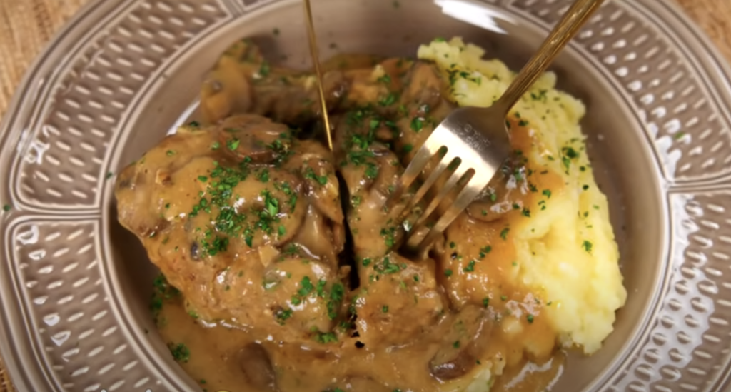 Mleté hovězí steaky s krémovou houbovou omáčkou a bramborovým pyré - jednoduchý a chutný recept