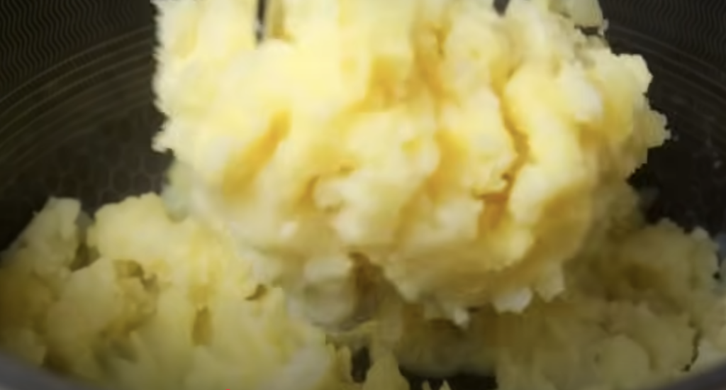 Mleté hovězí steaky s krémovou houbovou omáčkou a bramborovým pyré - jednoduchý a chutný recept