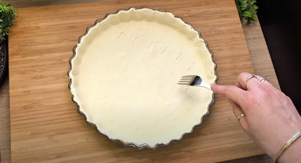 Quiche se zeleným chřestem, cherry rajčátky a červenou cibulkou – jemný a elegantní slaný koláč