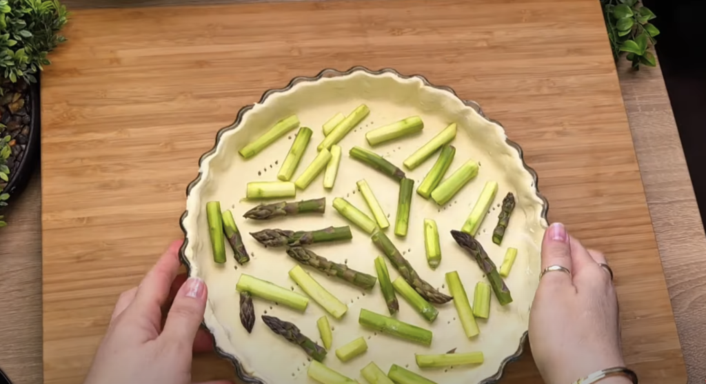 Quiche se zeleným chřestem, cherry rajčátky a červenou cibulkou – jemný a elegantní slaný koláč