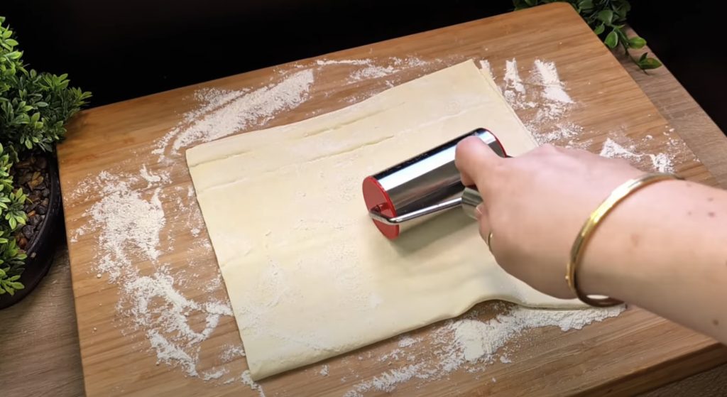 Quiche se zeleným chřestem, cherry rajčátky a červenou cibulkou – jemný a elegantní slaný koláč