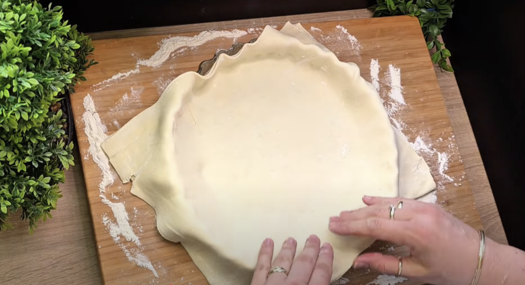 Quiche se zeleným chřestem, cherry rajčátky a červenou cibulkou – jemný a elegantní slaný koláč